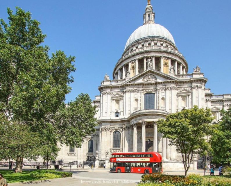 4-Hour Private Tour of London in a Panoramic Black Cab - Trafalgar Square and St Paul’s: two different kinds of London drama