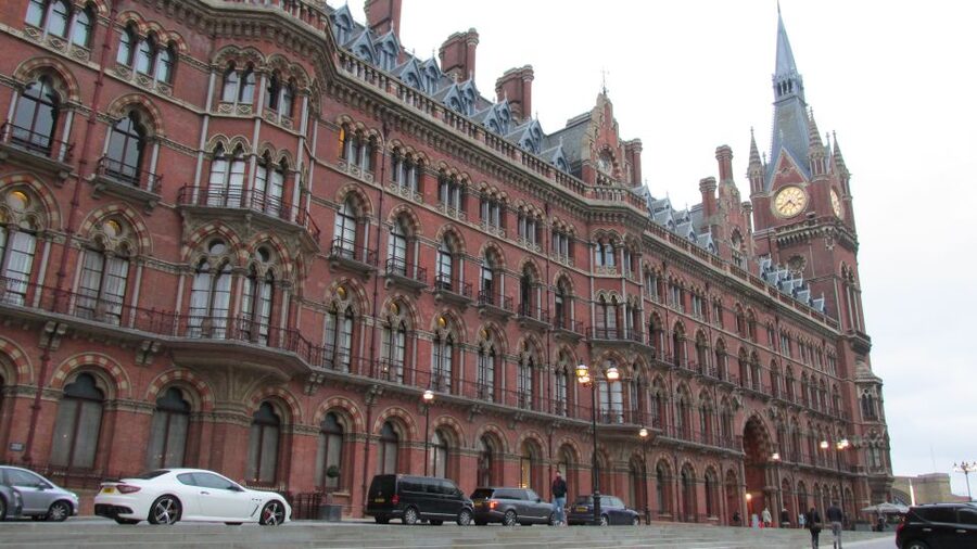 A Muggle's Guide to London: Harry Potter Walking Tour - Chasing the Leaky Cauldron and Diagon Alley’s real-life inspiration