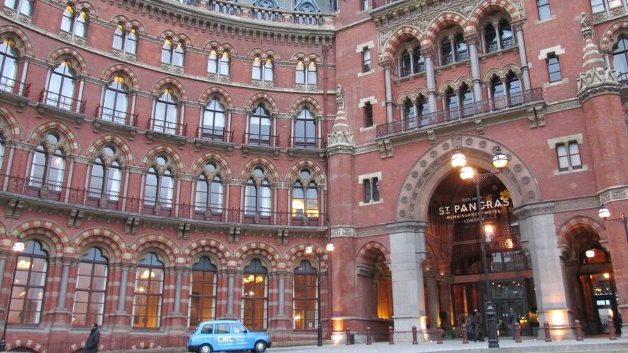 A Muggle's Guide to London: Harry Potter Walking Tour - River Thames broom-ride views and the Knight Bus hunt