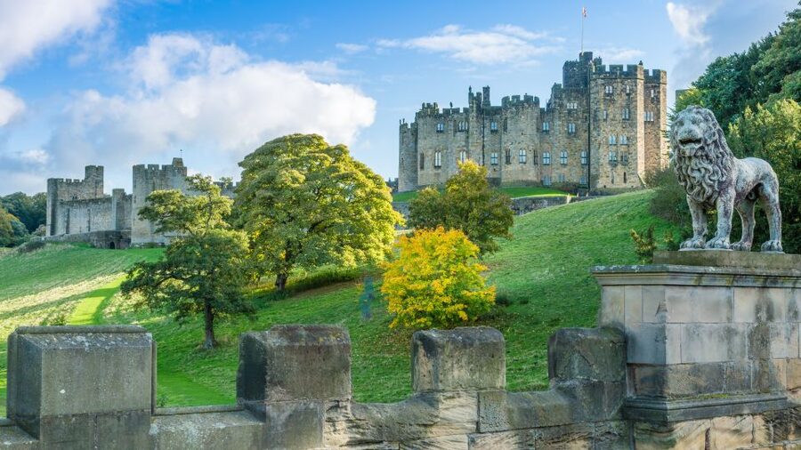 Alnwick Castle, Northumberland & Scottish Borders 1-Day Tour - Burns Monument start: why punctuality matters on this route