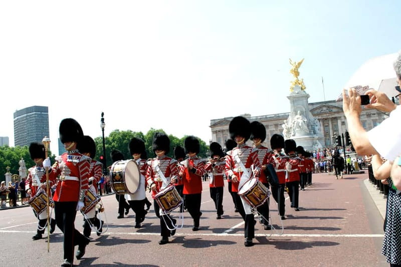 Best of London Electric Bike Tour - Trafalgar Square and the City Clues That Help You Navigate
