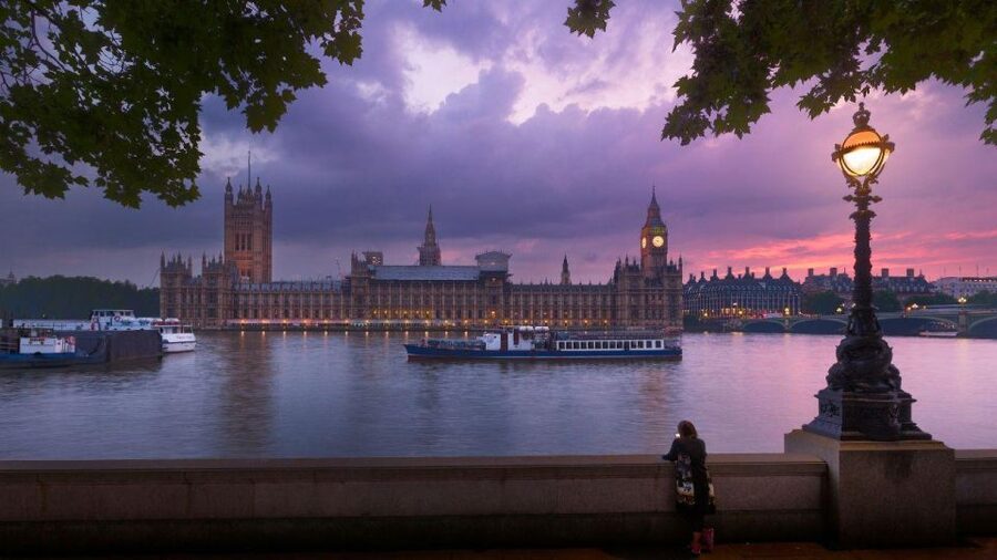 Best of London Walking Tour-3 Hours, Small Group max 10 - Parliament Stairs, Trafalgar Square, and Buckingham Palace Outside Views With Meaning