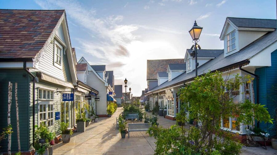 Bicester Village Shopping Trip from London with VIP Discount - Pick-Up and Drop-Off Around London: Less Hassle, More Flexibility