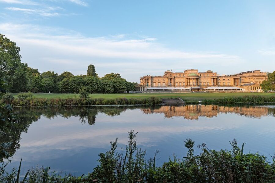 Buckingham Palace & Windsor Castle: Full-Day Tour - Should you book it or choose a different plan?