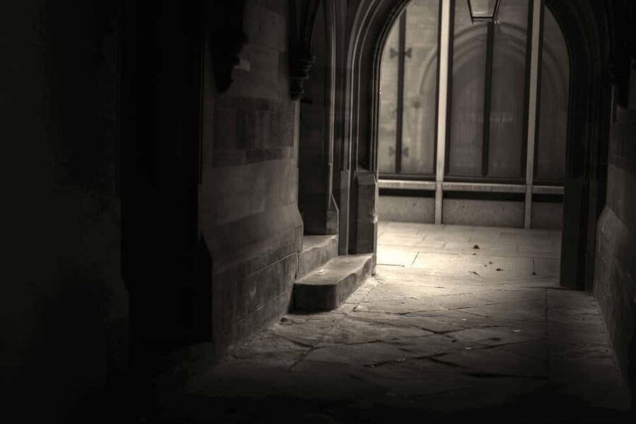 Cambridge: Alumni-led Ghost Tour - The 60-minute route: from college lanes to Little St Mary’s Church