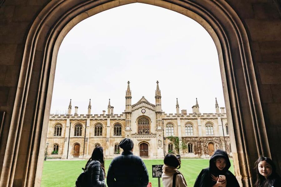 Cambridge: Alumni-led Walking Tour w/opt King's Chapel - How the Cambridge alumni walk flows, start point, and pacing