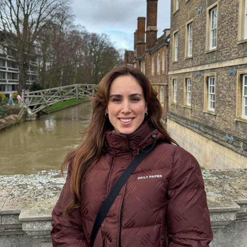 Cambridge: Alumni-led Walking Tour w/opt King's Chapel - Old Cavendish Laboratory and Queens’ College, where the guide makes it click