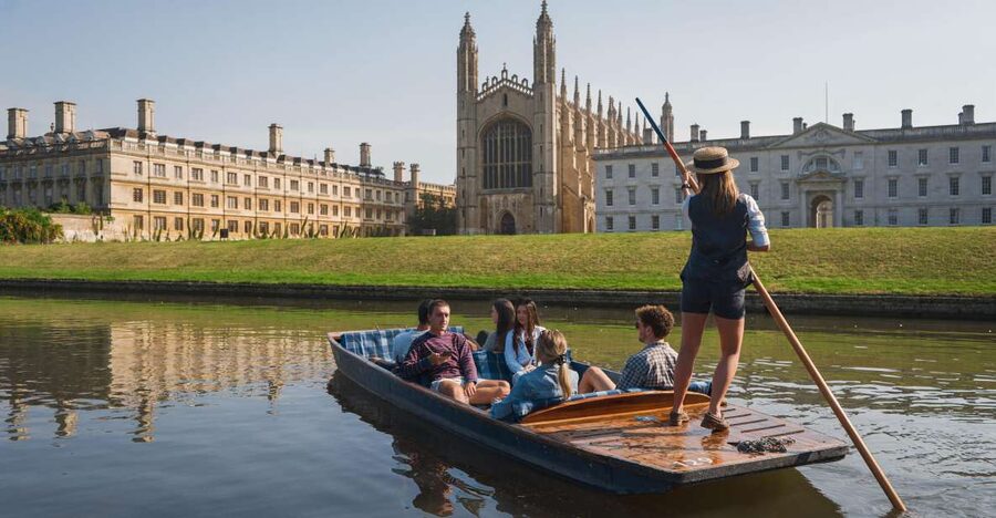 Cambridge: Guided Shared River Punting Tour - River Cam punting, the best way to read Cambridge
