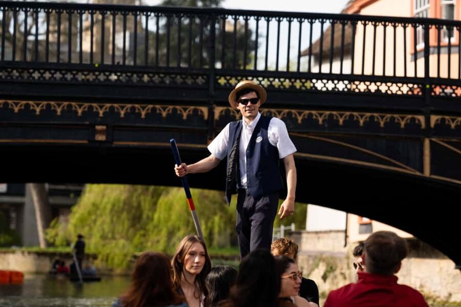 Cambridge: Punting Tour on the River Cam - Darwin College to the Mathematical Bridge: the postcard start