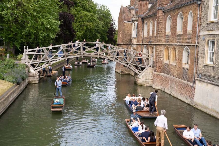 Cambridge: Punting Tour on the River Cam - St John’s Kitchen Bridge and the Bridge of Sighs moment