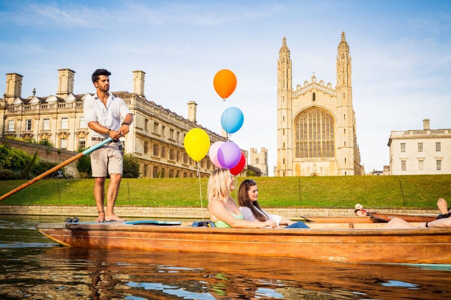 Cambridge: Shared Punting Tour with Guide - Clare Bridge, Wren Bridge, Cromwell’s Bridge, and the Design Nerd Stuff
