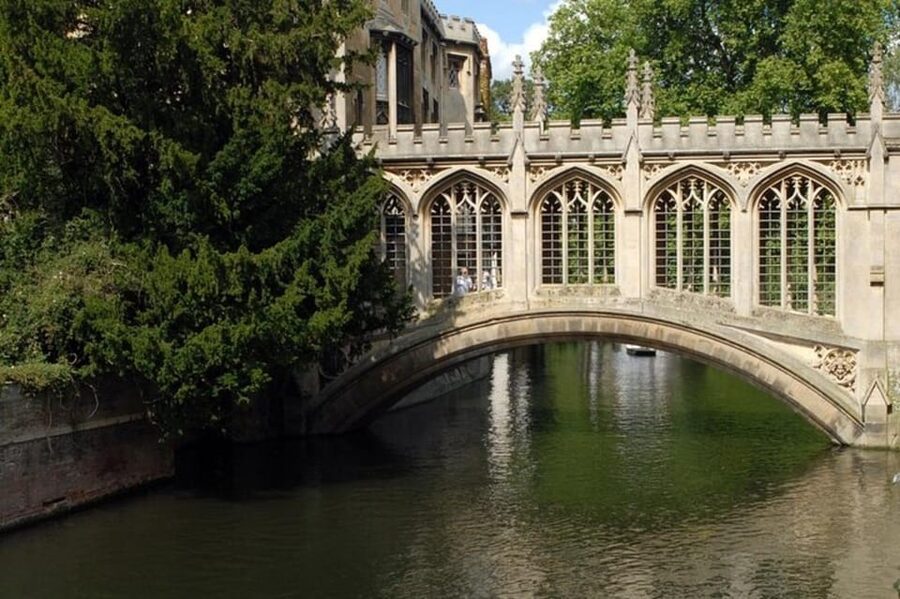 Cambridge: Sightseeing Walking Tour with a Local Guide - Public transport support, without turning it into a transit day