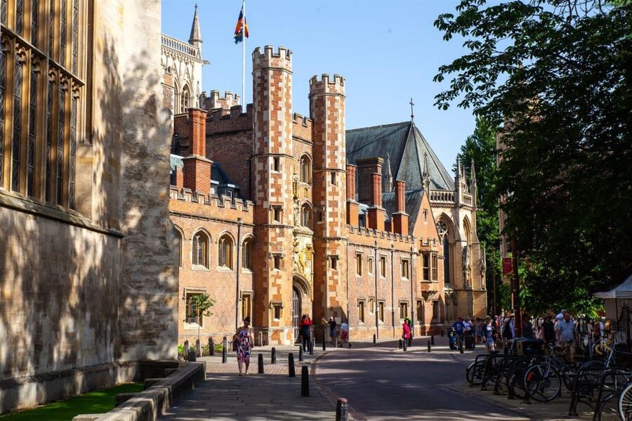 Cambridge: University Alumni Tour with Kings College Option - University student guiding makes Cambridge make sense fast