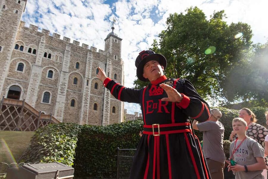 Changing of Guards, Tower of London, Beefeaters & Cruise - The Yeoman Warders and the private Beefeater Meet and Greet