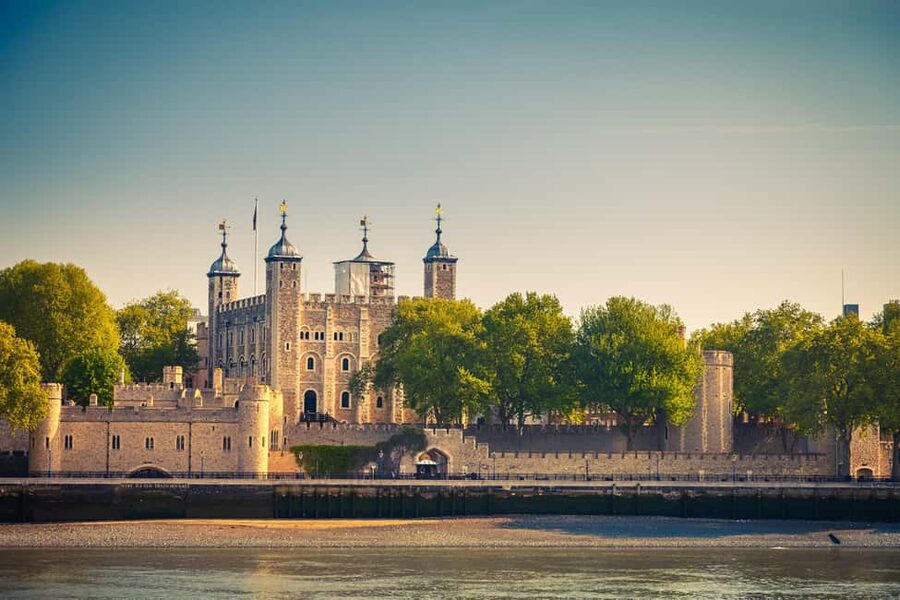 Changing of Guards, Tower of London, Beefeaters & Cruise - Weekend swap: why Saturdays and Sundays feel a bit different