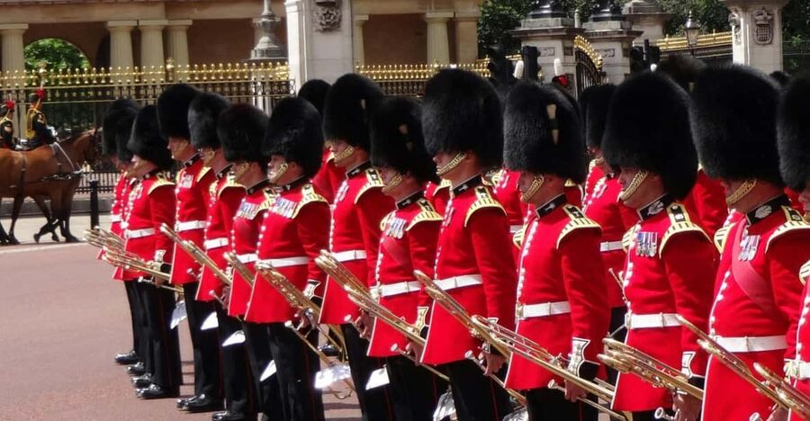 Changing of the Guard Experience in London - Your 2-Hour Route, From Green Park to Parliament Square
