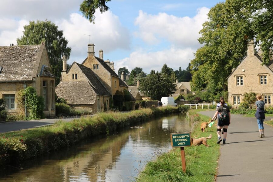 Classic Cotswolds: Online Road Trip Travel Guide - Bibury and Castle Combe: village highlights with real mood
