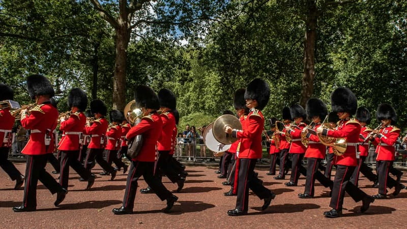 Classic London Tour & Changing The Guards— History In Action - Queen Victoria Memorial, St. James’s Park, and Horse Guards Parade