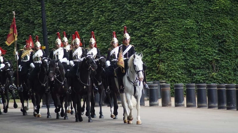 Classic London Tour & Changing The Guards— History In Action - Who this tour suits best