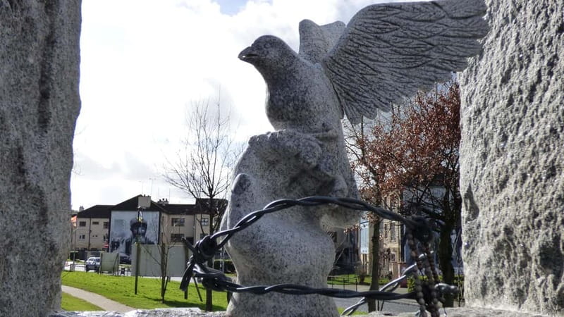 Derry: Bloody Sunday and Bogside Murals Walking Tour - Bogside murals: world-famous art you can read with your guide