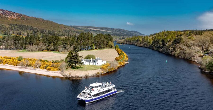 Dochgarroch: Caledonian Canal and Loch Ness 50min Cruise - Entering the Thomas Telford canal at Dochgarroch Lock