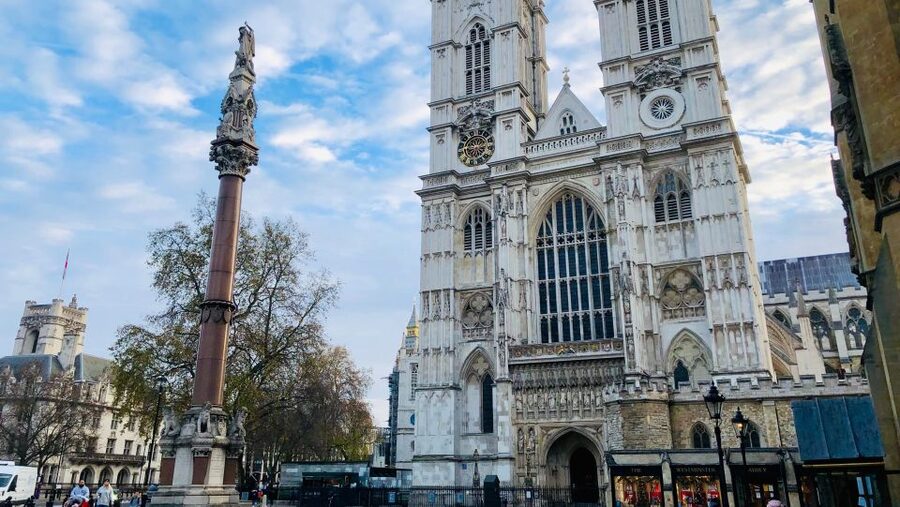 Early Access:Tower of London Opening Ceremony & Royal London - Walking out to the Thames: the 30-minute boat ride effect