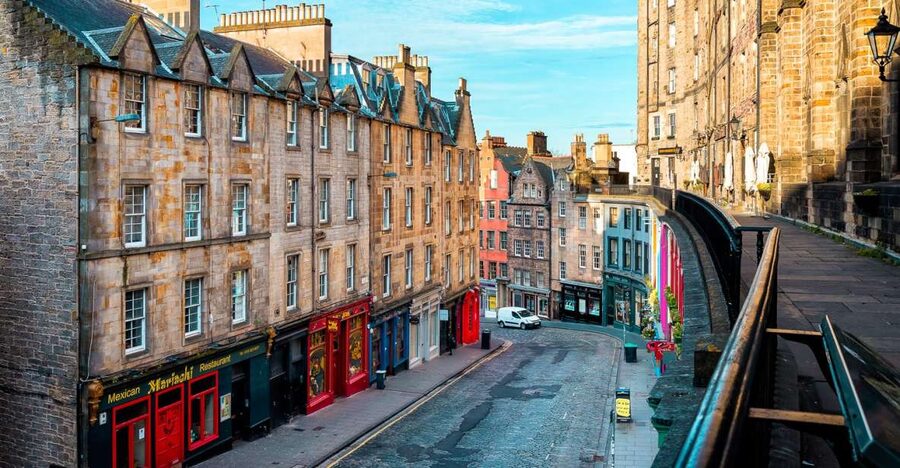Edinburgh: Guided Harry Potter Tour in French - Entering Wizard Mode From the Royal Mile