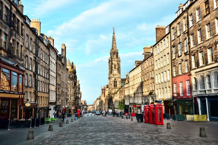 Edinburgh: Guided Harry Potter Tour in French - Cafes, a Local Graveyard, and Narrow Cobblestones