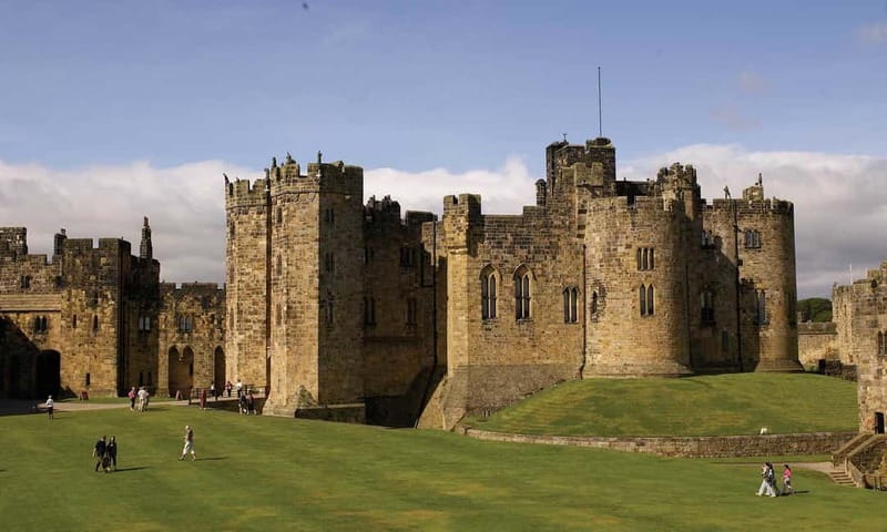 Edinburgh: Harry Potter and English Castles Tour in Spanish - Getting Oriented: 190 High Street (Royal Mile) and a Full 10-Hour Rhythm
