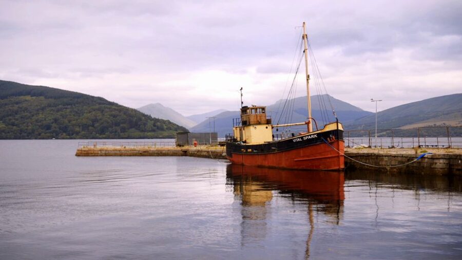 Edinburgh: Oban, Kilchurn Castle & Inveraray Tour in Spanish - The Trossachs National Park drive: mansions, golf courses, and history by the window