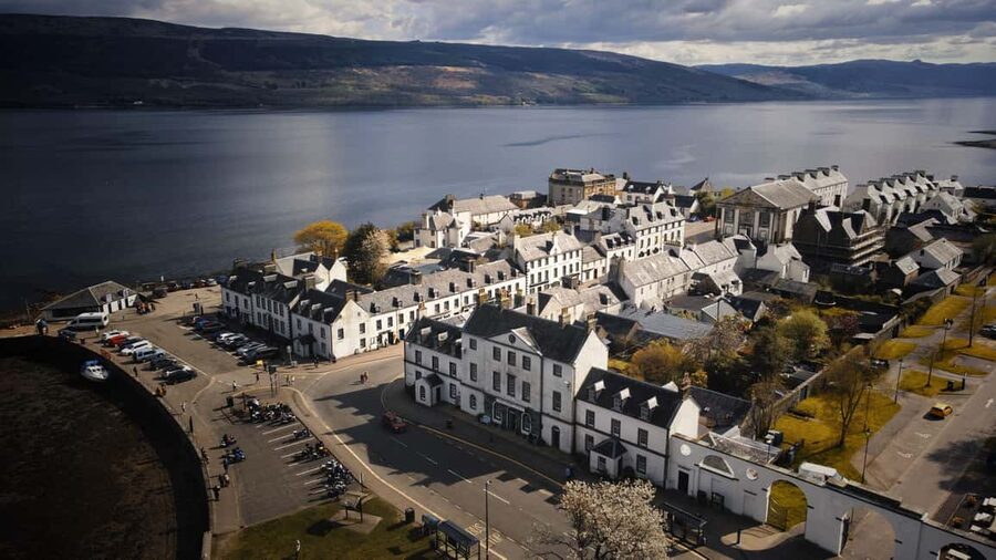 Edinburgh: Oban, Kilchurn Castle & Inveraray Tour in Spanish - Oban: Seafood Capital of Scotland and a coastal break from driving