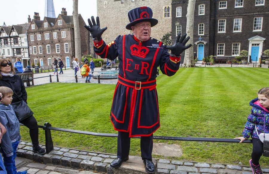 Exclusive Beefeater Meet & Greet at the Tower of London - Starting outside the Tower, getting your bearings fast