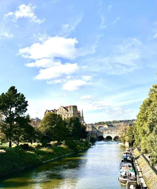 Explore Bath in Spanish: With Olga, local guide - Meet Olga at Rebecca’s Well, then start making sense of Bath