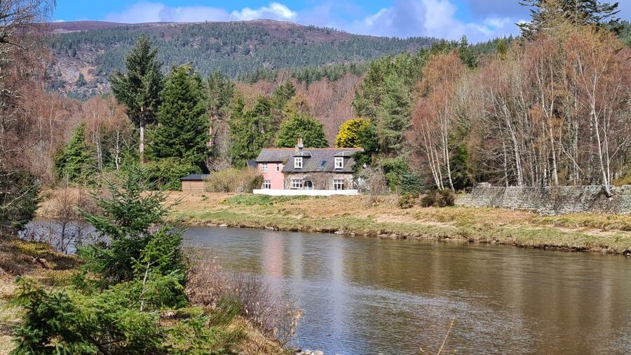 From Aberdeen: Balmoral Estate & Royal Deeside Tour - Queen’s View at Tarland: A Victoria Named Lookout