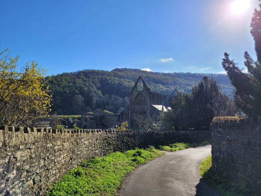From Cardiff: Guided Tour of Welsh Valleys - Caerphilly Castle, the Second-Largest in the UK