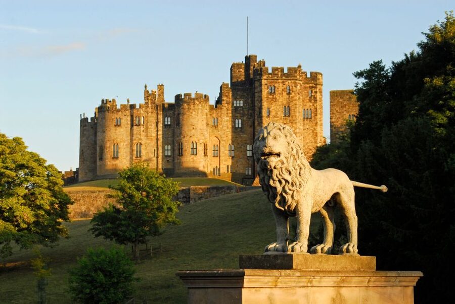 From Edinburgh: Day Trip to Bamburgh and Alnwick Castle - Key things that make this tour work