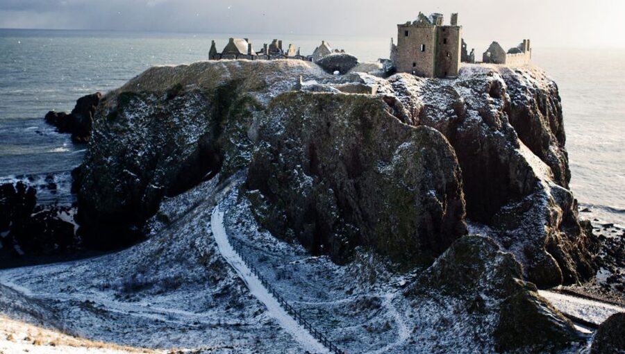 From Edinburgh: Glamis and Dunnottar Castles Tour in Italian - Dunnottar Castle on the North Sea cliffs: what you do with 75 minutes