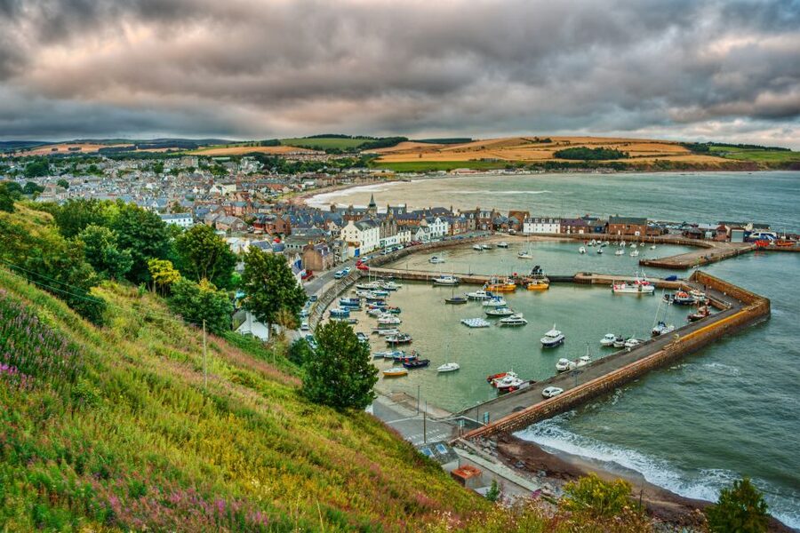 From Edinburgh: Glamis and Dunnottar Castles Tour in Italian - Stonehaven break: a seaside reset between two castles