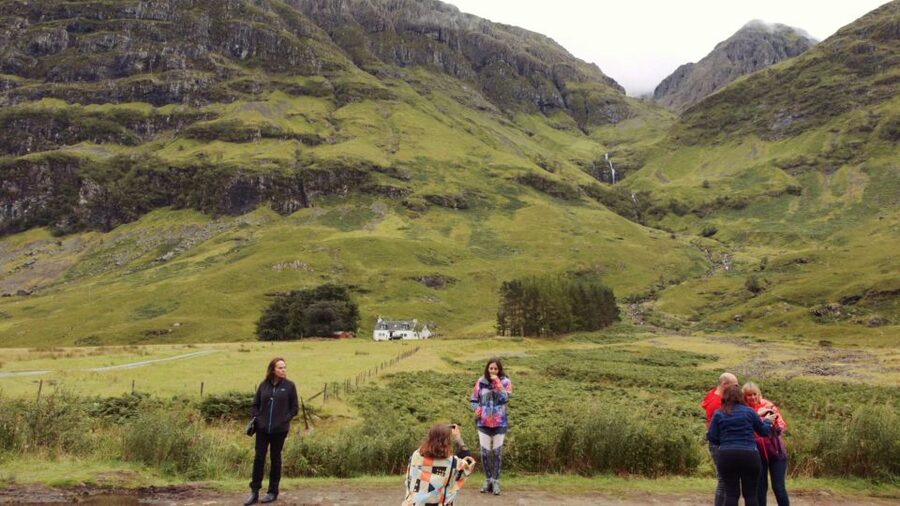 From Edinburgh: Loch Ness and Highlands Tour in Spanish - Callander break time and the value of a quick reset