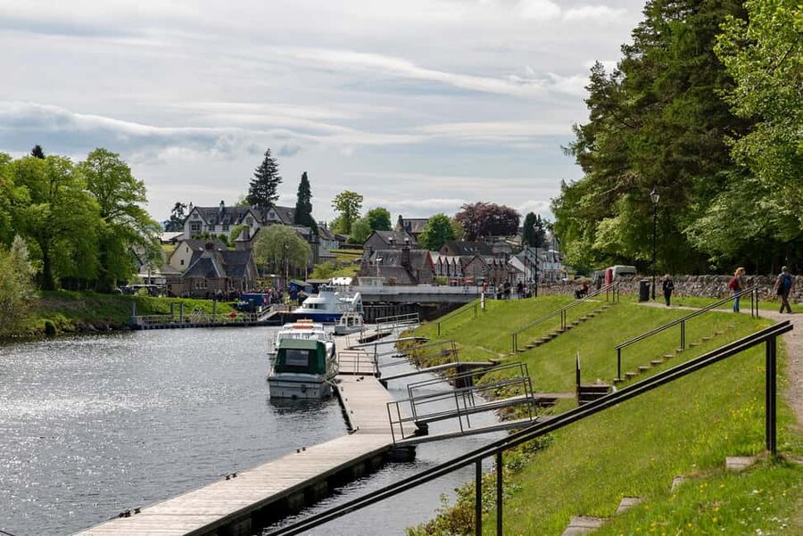 From Edinburgh: Loch Ness and Highlands Tour in Spanish - Glencoe: short photo stop, big payoff
