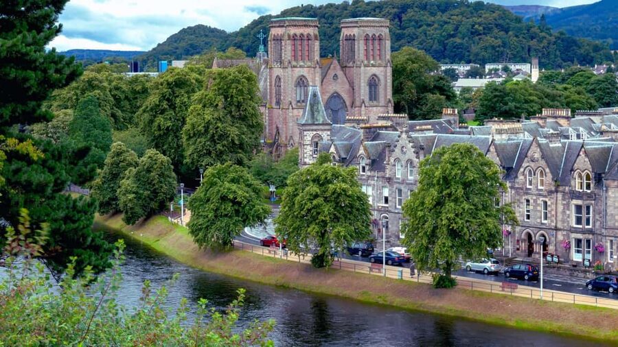 From Edinburgh: Loch Ness and Highlands Tour in Spanish - The Commando Memorial and Ben Nevis glimpse: meaningful stops without detours