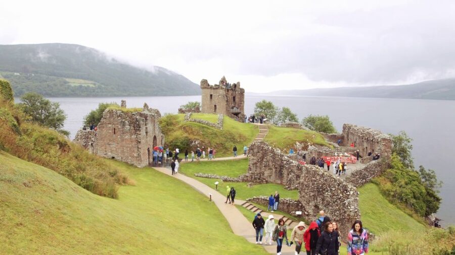 From Edinburgh: Loch Ness & Inverness Tour in Spanish - Optional Loch Ness Cruise and Urquhart Castle: The Main Payoff