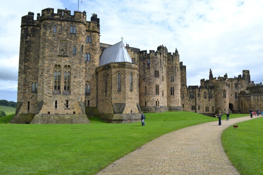 From Edinburgh: Viking Coast & Alnwick Castle Day Tour - From Edinburgh to Berwick-on-Tweed, the Scenic Setup