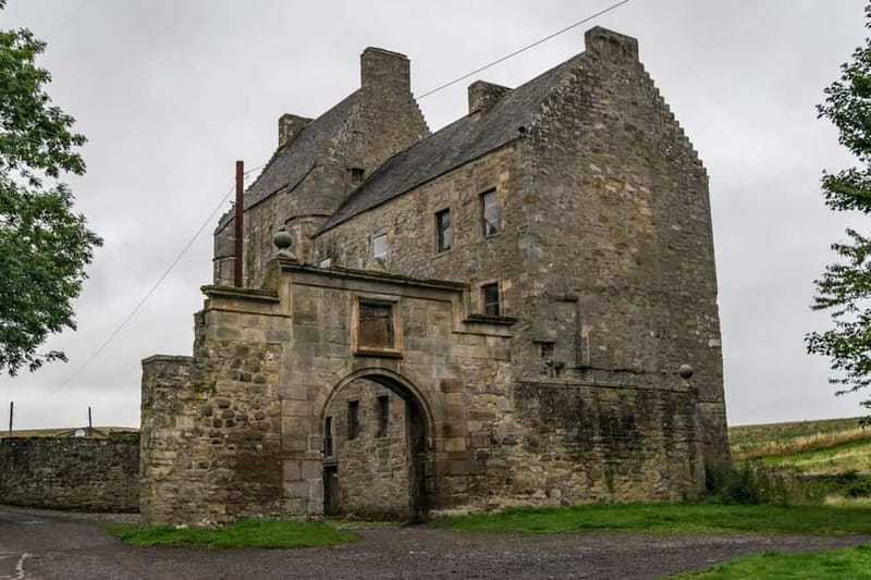 From Glasgow: Castles, Clans & Outlander Day Tour - Culross as Cranesmuir, Cobblestones, 18th-Century Atmosphere, and Claire’s Herb Garden