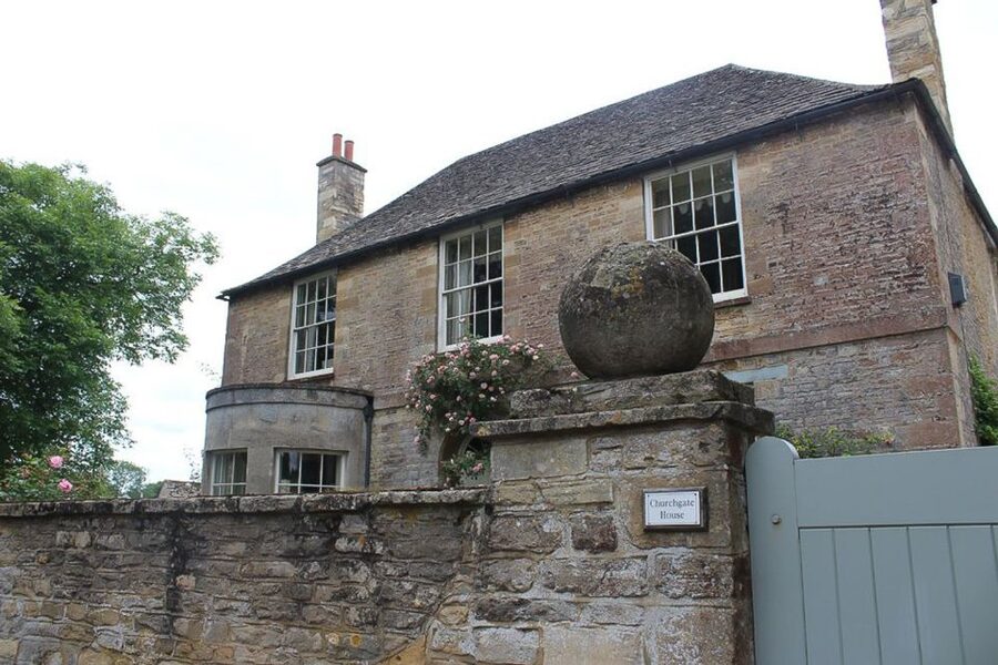 From London: Downton Abbey and Village Coach Tour - Inside the castle: plan around photo rules and limited time