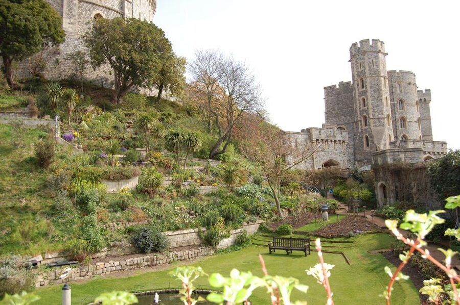 From London: Half-Day Trip to Windsor with Castle Tickets - Entering Windsor Castle with skip-the-line tickets