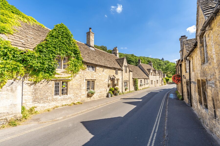 From London: Small Group Stonehenge, Bath & Cotswolds Tour - Group size, pacing, and why the guide matters