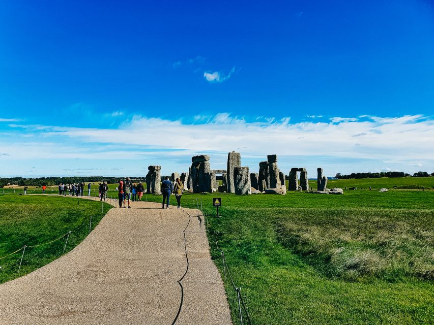 From London: Stonehenge and Bath Day Trip with Ticket - Guide quality: what you’ll notice once you’re on the bus