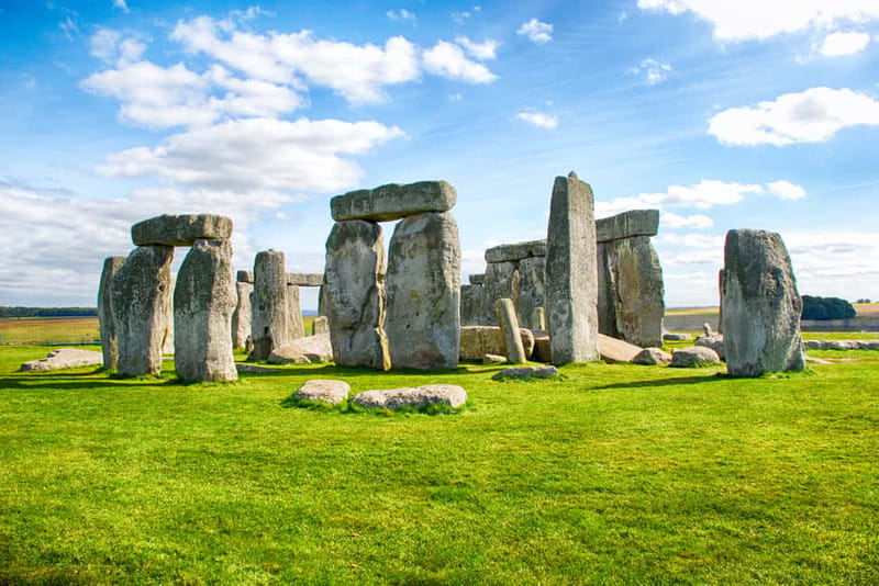 From London: Stonehenge and Bath Full-Day Tour with Guide - Visiting Stonehenge with an audio app and optional entry
