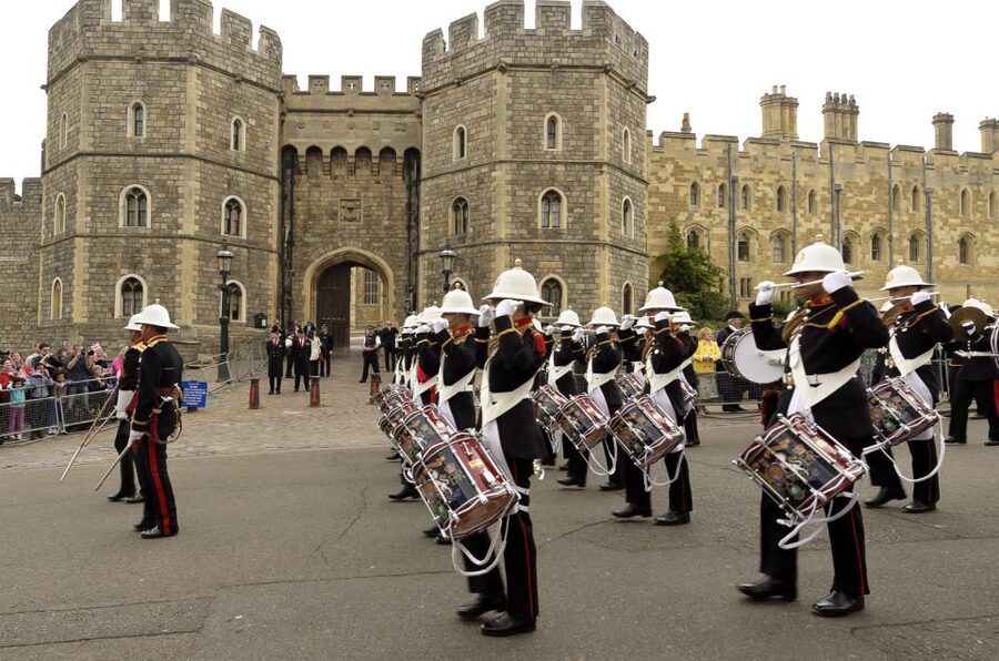 From London: Windsor Castle Royal Afternoon Sightseeing Tour - Meeting point and unescorted flow: avoid the small stress